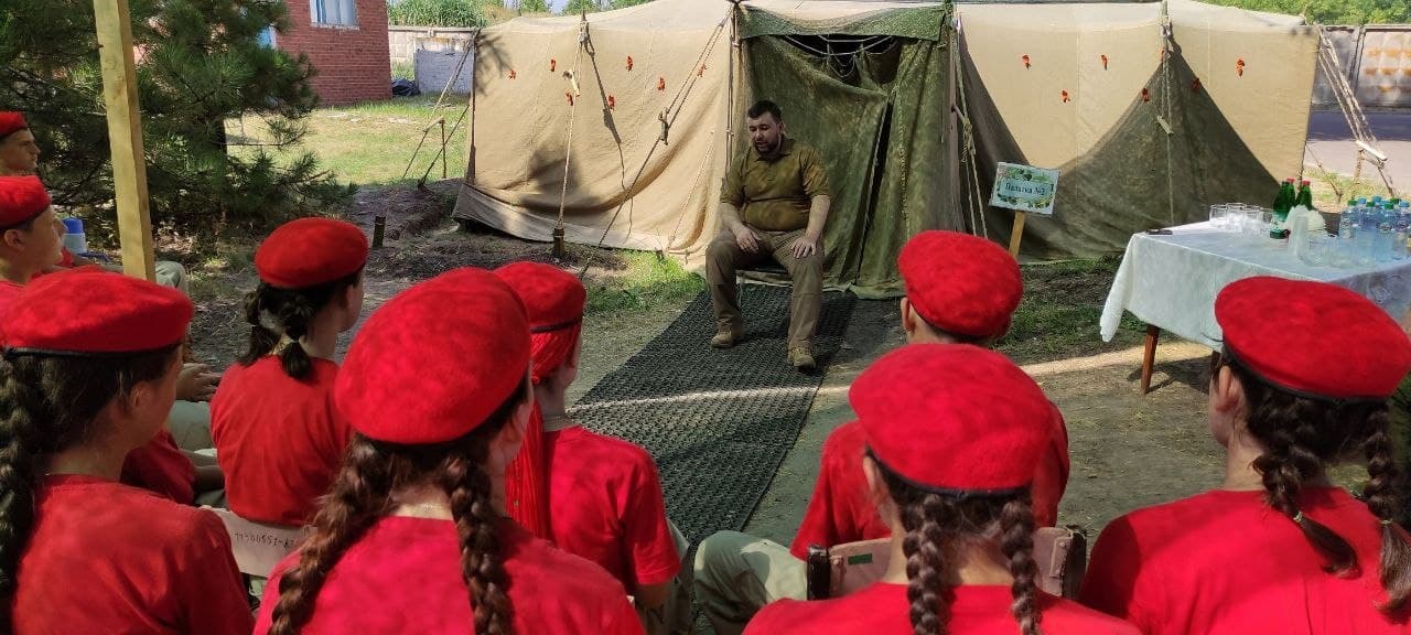 Фюрер и пионеры: сети позабавили фото с единственного курорта боевиков ДНР