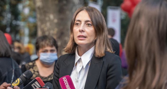 В Грузии едва не задавили, а потом еще и обматерили бывшую главу Нацполиции Украины Хатию Деканоидзе. ВИДЕО