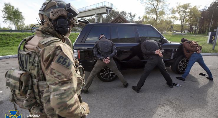 “Посажу на бутылку“: СБУ показала доказательства по делу банды бойцов «Нацкорпуса» и полицейских