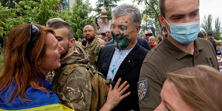 Нападавшего на Порошенко отпустили без сообщения подозрения, власть покрывает преступление