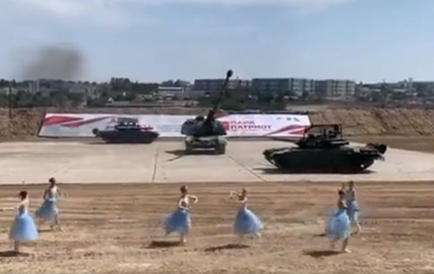 В Крыму "милитари" истерия - они снова устроили танцы с танками. ВИДЕО