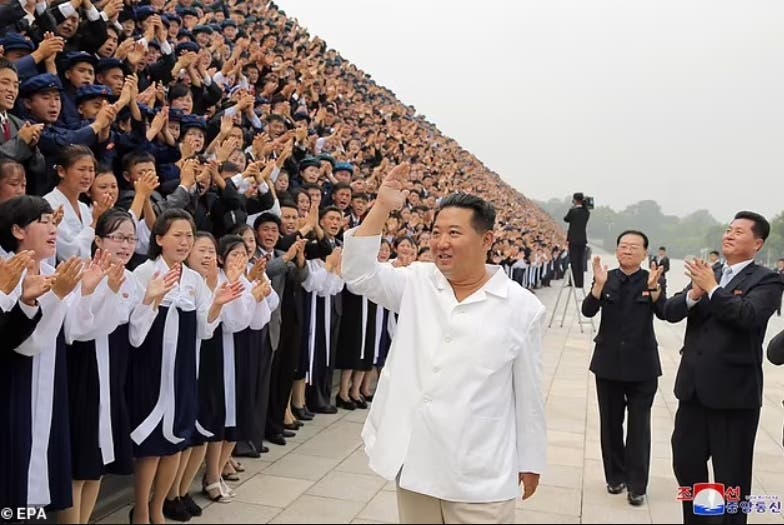 Обвисает кожа: Ким Чен Ын еще сильнее похудел, в Сети говорят о двойнике