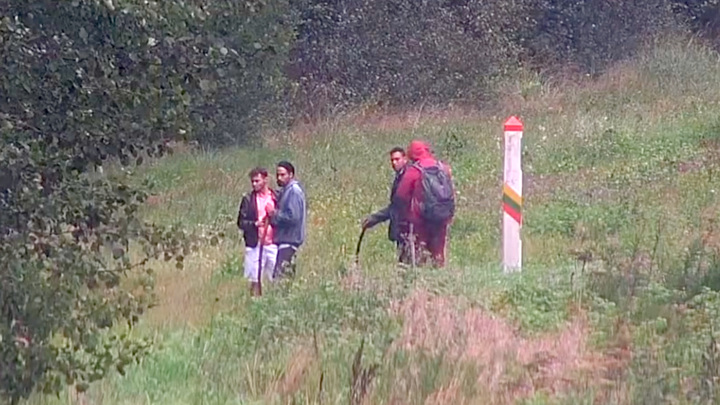 «Встаем, пошли, вперед». Литовские пограничники показали видео, как белорусские силовики гонят мигрантов через границу