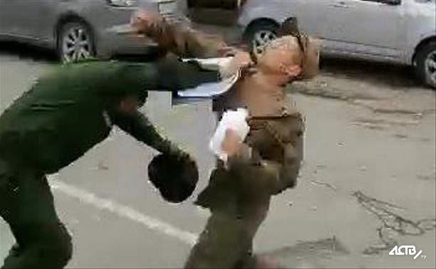 В России солдат-дезертир избил военный патруль (Видео)