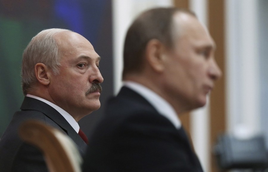 Лукашенко сидит на путинских штыках