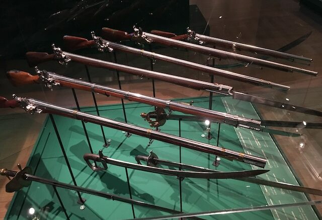 Сидеть на штыках?