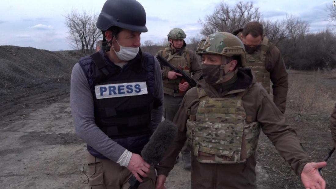 Офис президента обвинил в связях с ФСБ журналиста CNN Мэтью Чэнса, которого сам Зеленский возил на фронт для съемки позиций украинских войск и приглашал на все пресс-конференции