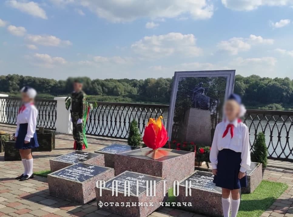 Победобесие по-белорусски. Власти отличились, установив передвижную братскую могилу и Хатынь: фото