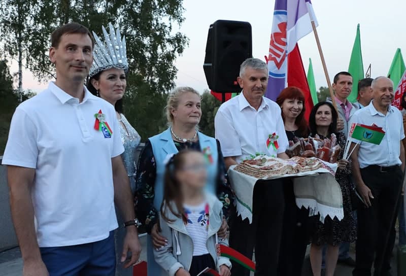 В Беларуси сторонников Лукашенко торжественно встречали книгой из сала: фото