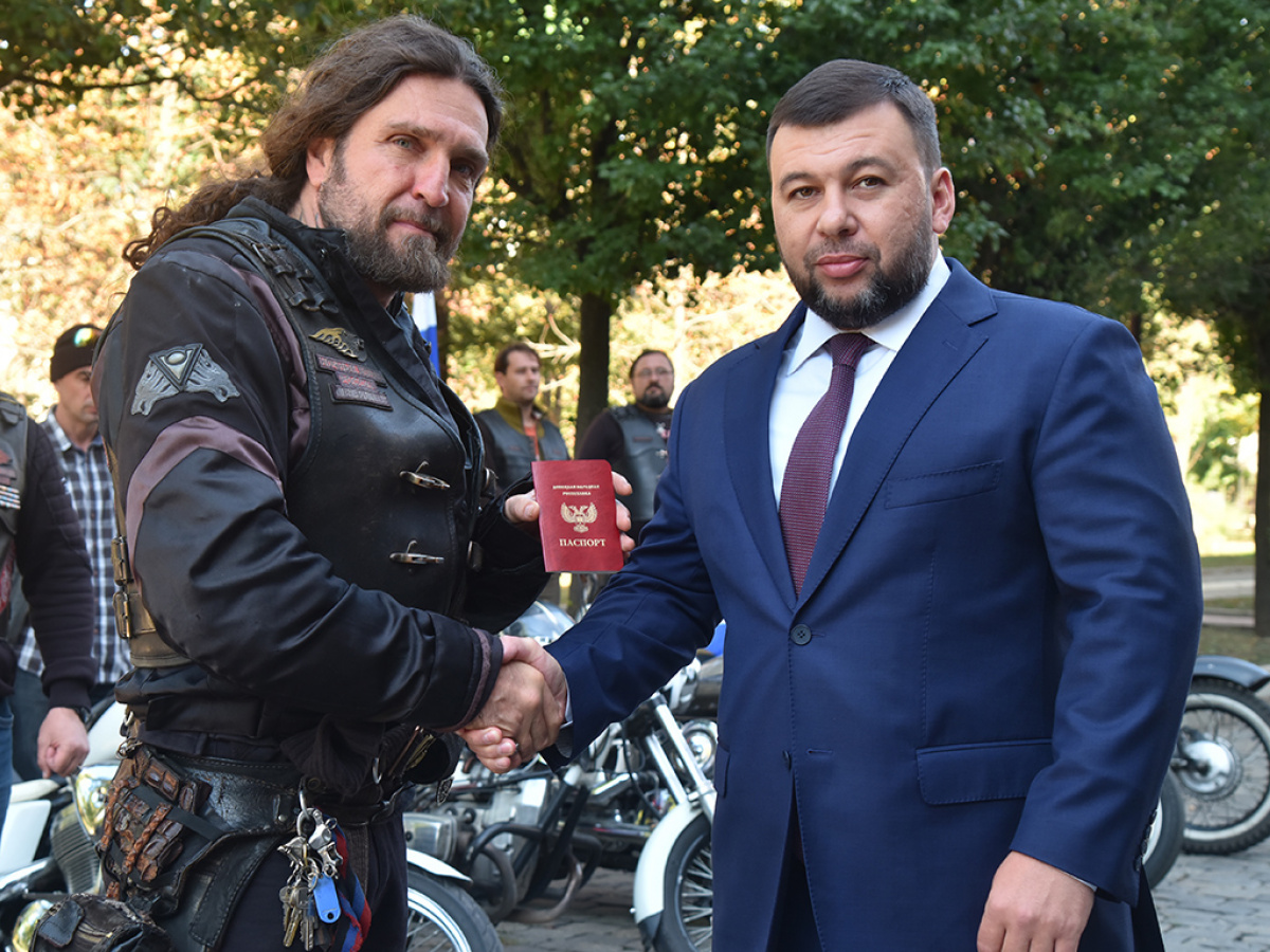 Главный клоун "Ночных волков" получил из рук Пушилина "паспорт" ДНР