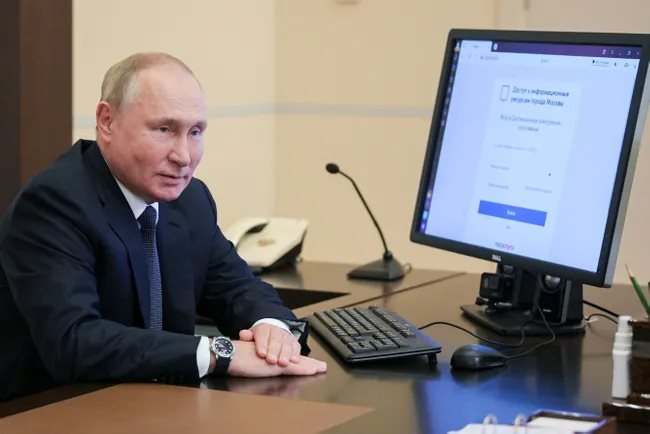 "Электронное голосование президента Путина" выглядело так, как будто пещерный человек на машине времени попал в информационную эпоху