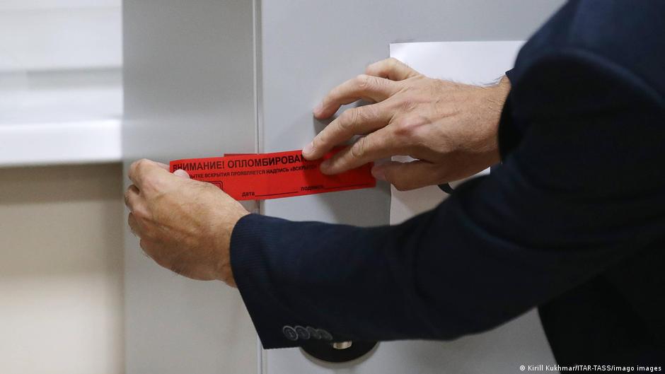 На избирательных участках обнаружили не только сейфы с дверцей сзади, но и со снятым полом и отсутствующей задней стенкой