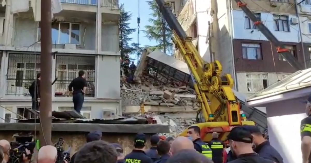 В Грузии обрушилась часть многоэтажки: есть жертвы, виновники задержаны. Фото и видео