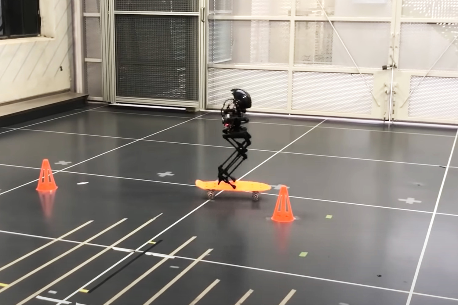 В США создали человекоподобного робота-дрона: фото и видео