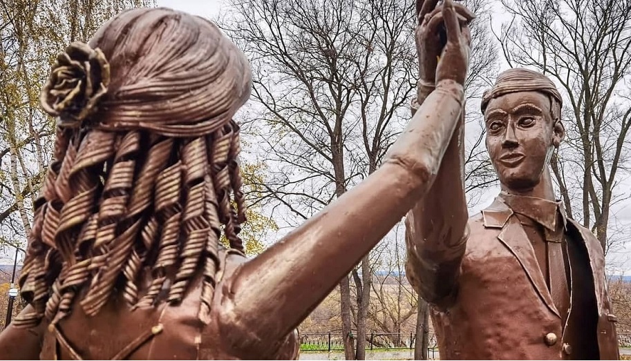 Дочь Аленки выходит замуж": в России установили очередную уродливую скульптуру, фото