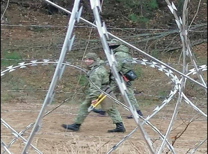 Белорусских пограничников заметили с ножницами для перерезания колючей проволоки