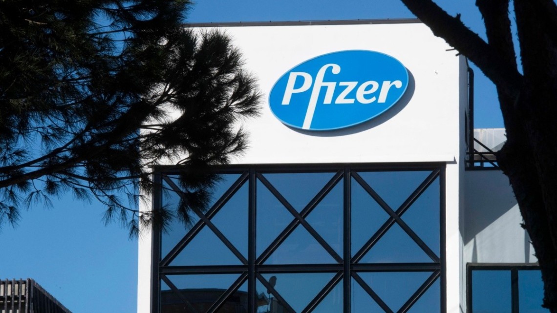 Pfizer заявила, что ее таблетка от COVID-19 предотвращает госпитализацию и смерть на 90%.