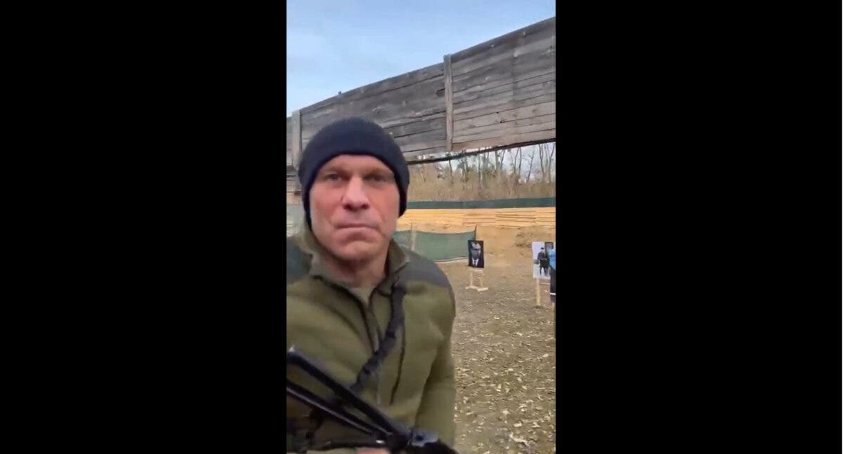 Кива на камеру расстрелял портреты Бандеры и Шухевича в День освобождения Киева (Видео)