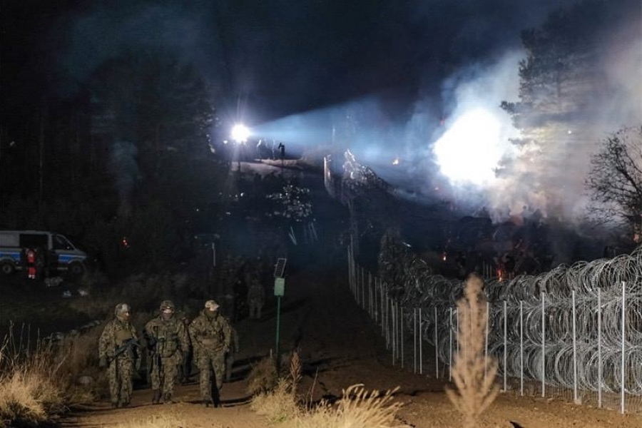 Белорусские военные на машине пытались прорвать границу с Польшей. Мигрантам выдали газовые баллончики (Видео)