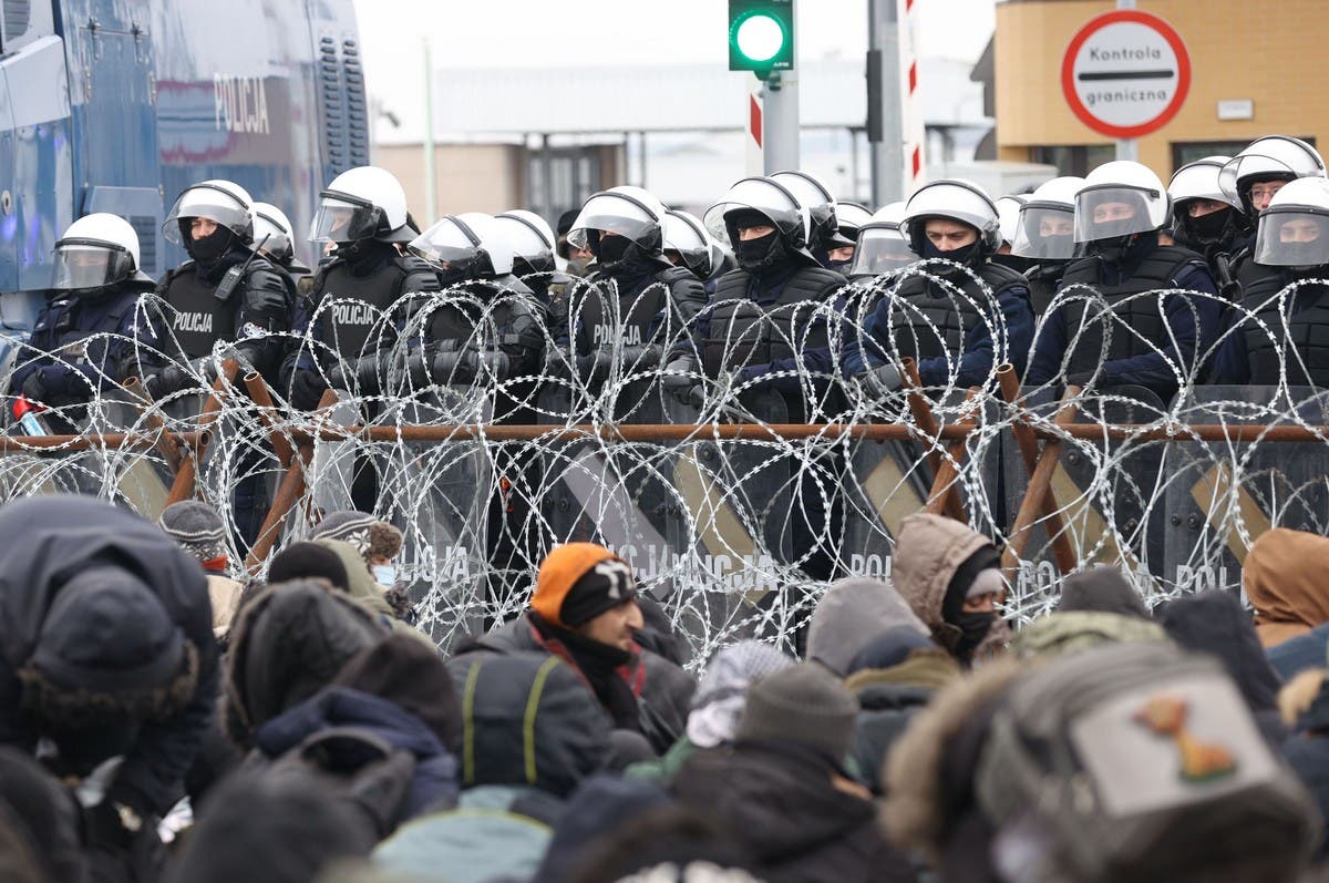 Полсотни мигрантов пытались штурмовать границу Польши. Им помогали белорусские силовики