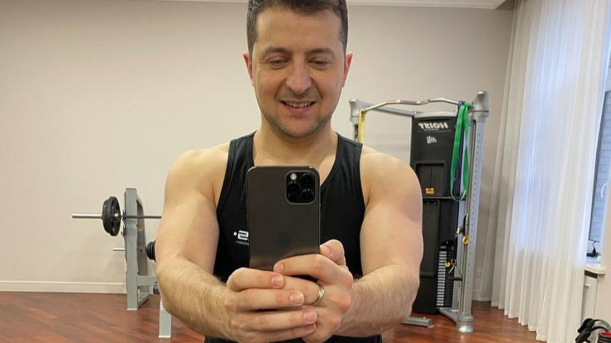 Зеленский делает селфи из спортзала, когда все обсуждают переговоры Байдена и Путина