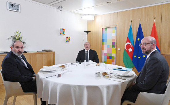 Алиев и Пашинян провели переговоры в Брюсселе