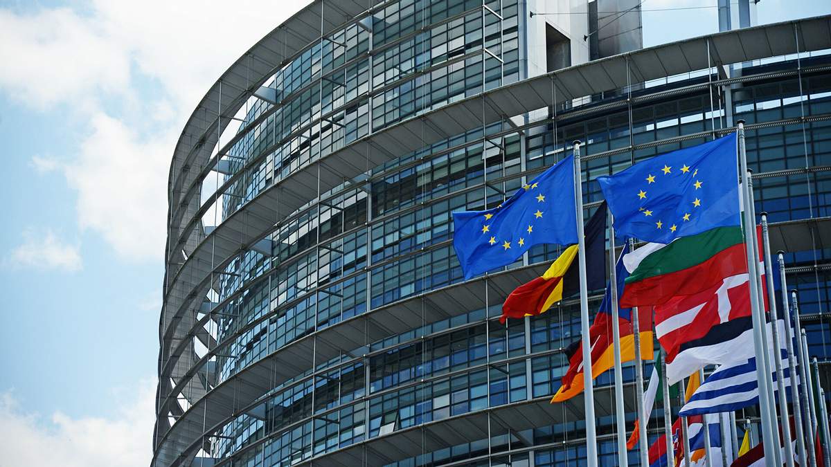 Европарламент проголосовал за отключение РФ от SWIFT в случае вторжения в Украину: детали резолюции