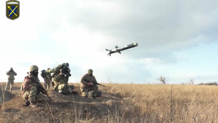 Бойцы ВСУ показали, как из Javelin пробивают защиту танков, которую установили россияне