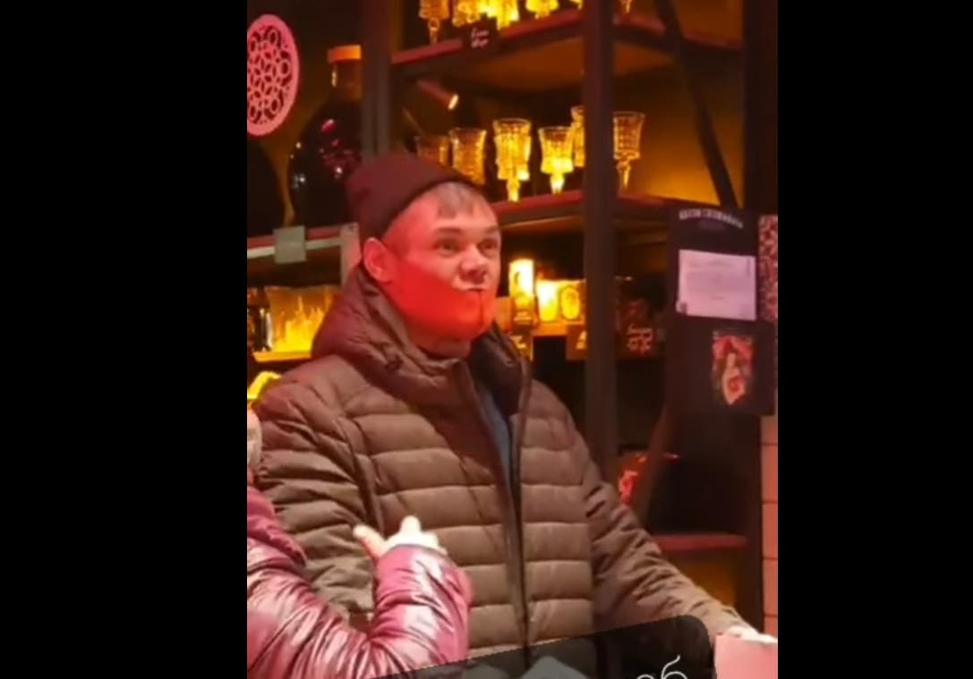 «Вы все пид***сы конч**ые»: В Мариуполе нетрезвый мужчина набросился на барменшу из-за украинского языка
