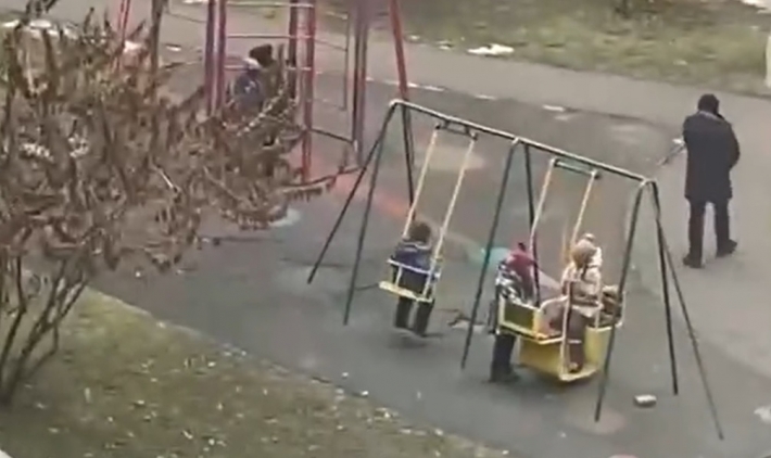 "Миротворцы" продолжают зачищать Алматы - дети играются на улице под звуки стрельбы: видео