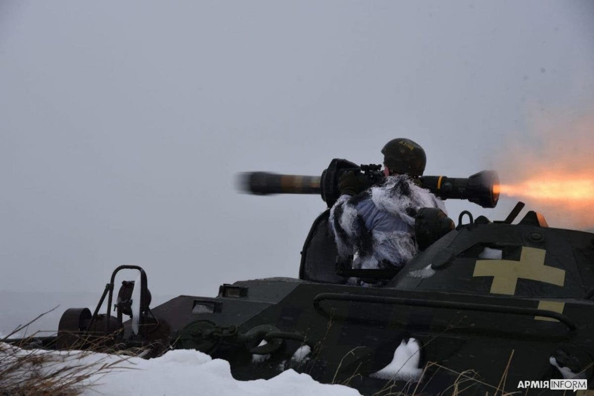 Украинские военные провели учебную стрельбу из британских ПТРК