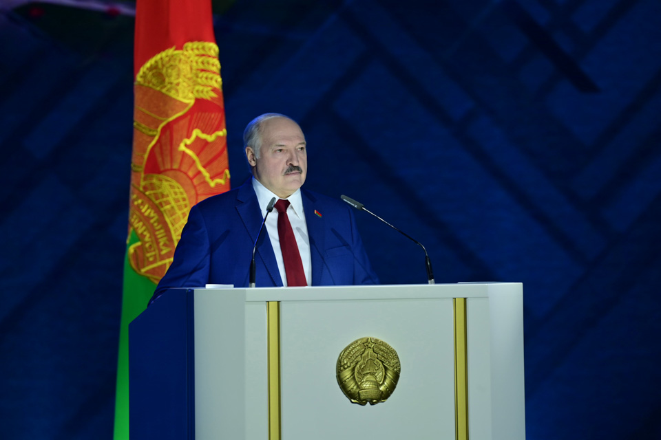 "Домой, кайтесь и становитесь на колени!" Лукашенко пригрозил белорусской оппозиции "местами не столь отдаленными"