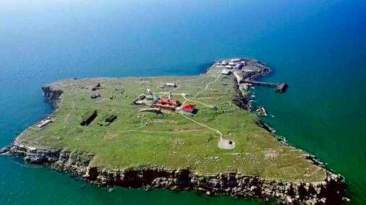 Украинские пограничники послали на х*й россиян, которые предлагали сдаться гарнизону острова Змеиный.