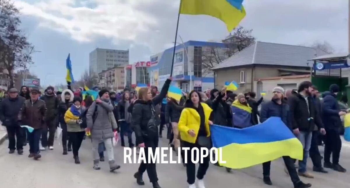 «Мы здесь власть»: В Мелитополе люди вышли на митинг против оккупации РФ