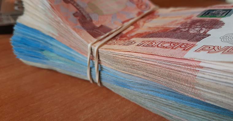 Рабочие завода в России взбунтовались из-за зарплаты в рублях. Видео