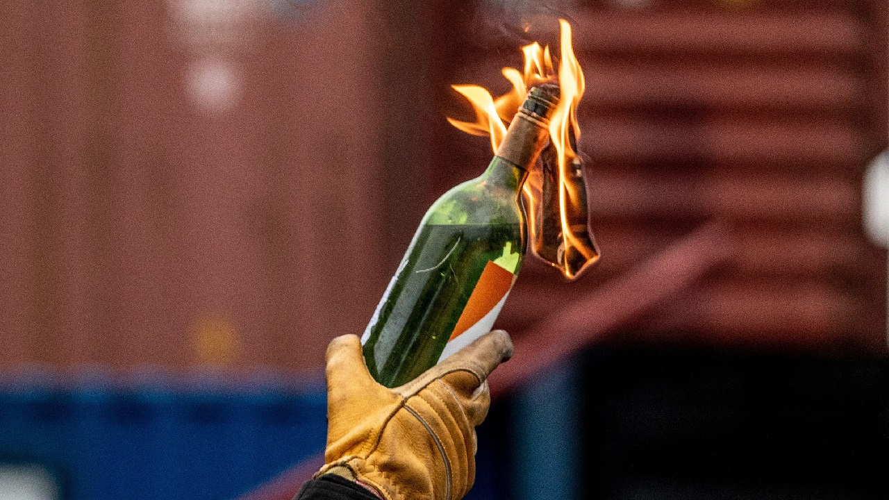 В России мужчина забросал стену Кремля "коктейлями Молотова": в сети появилось видео