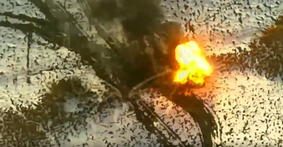 Украинские военные уничтожили российскую колонну обеспечения: поднялся черный дым. Видео