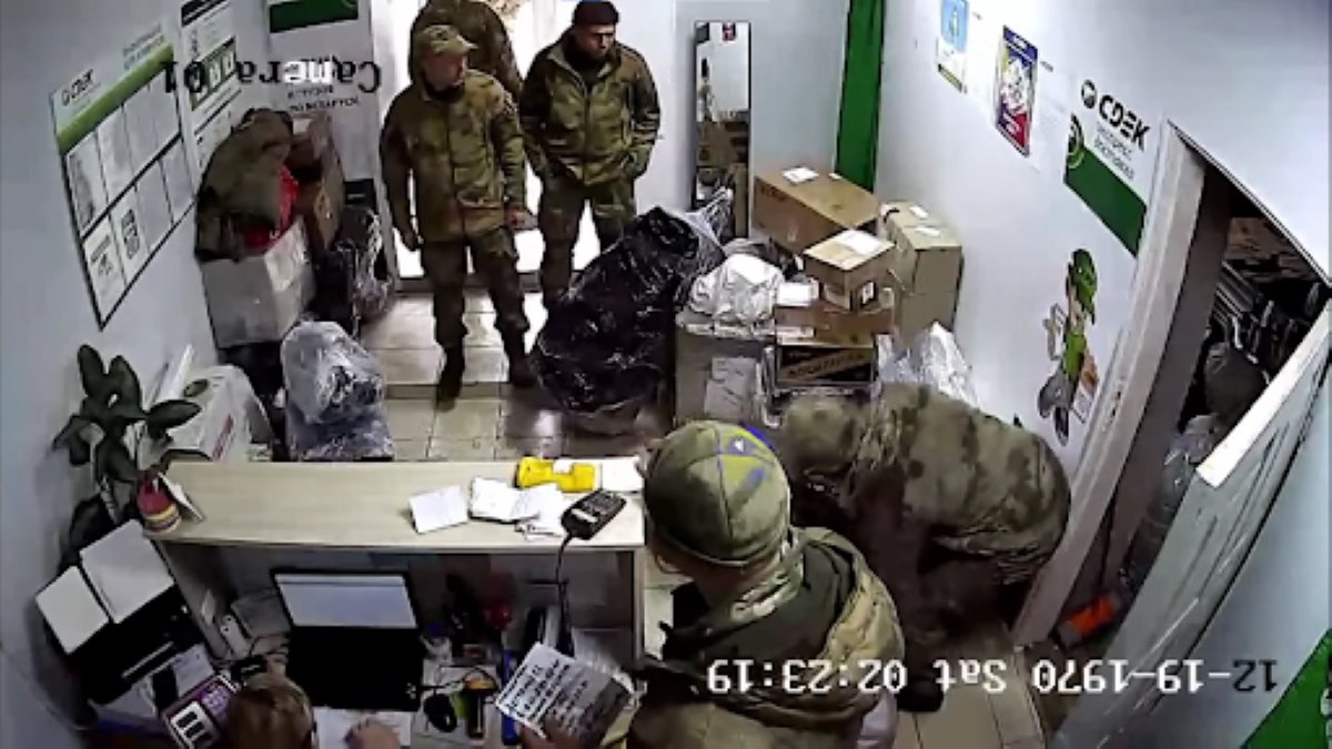 Путин довел свой народ до состояния скотов. И превратившись в стадо, они пришли в Украину, "спасать", как им объяснили, "русских от нацистов"