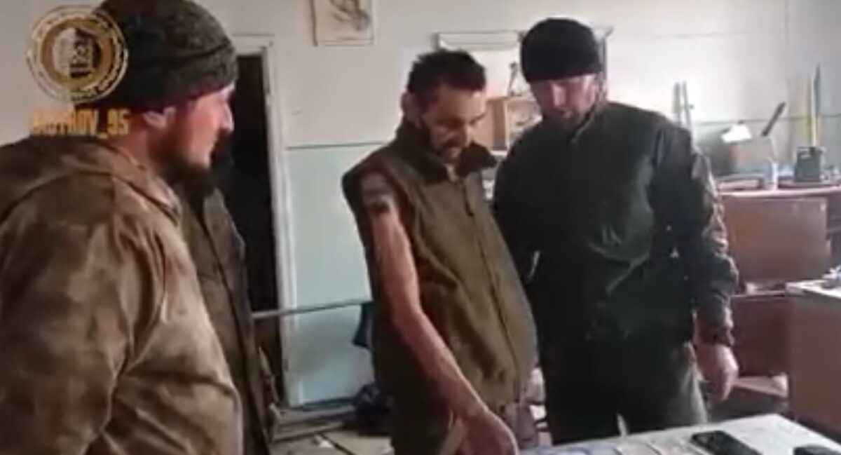 Кадыровцы в Мариуполе выдали местного алкоголика за украинского разведчика: видео