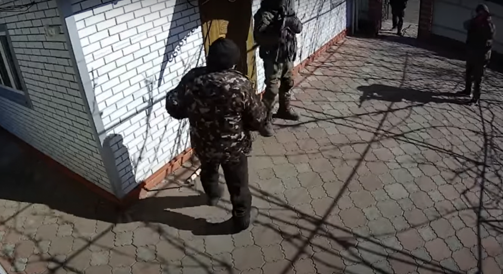 На Черниговщине жители села заполнили бензовоз оккупантов ржавой водой с грязью (Видео)