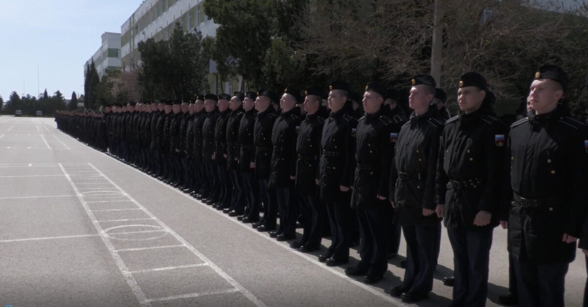 Россияне показали «экипаж» уничтоженного крейсера Москва. Куда-то «пропало» около 400 моряков с корабля (Видео)