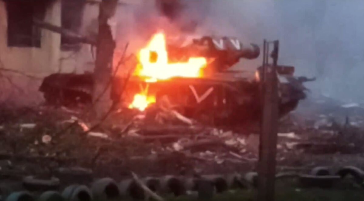 «Азов» показал уничтоженный танк оккупантов с маркировкой «V», которые зверствовали в Буче