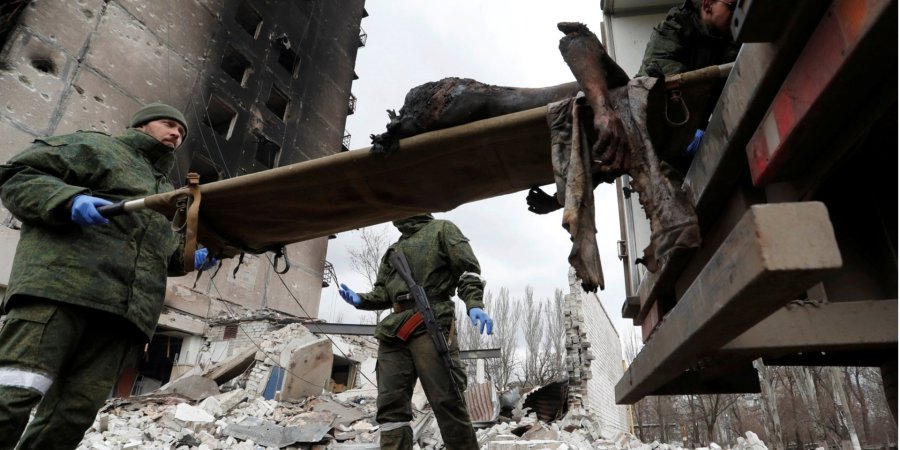 В Мариуполе оккупанты вывозили тела убитых мирных жителей: «Трактор нужен для «двухсотых», взять мешки и ехать на Драмтеатр»