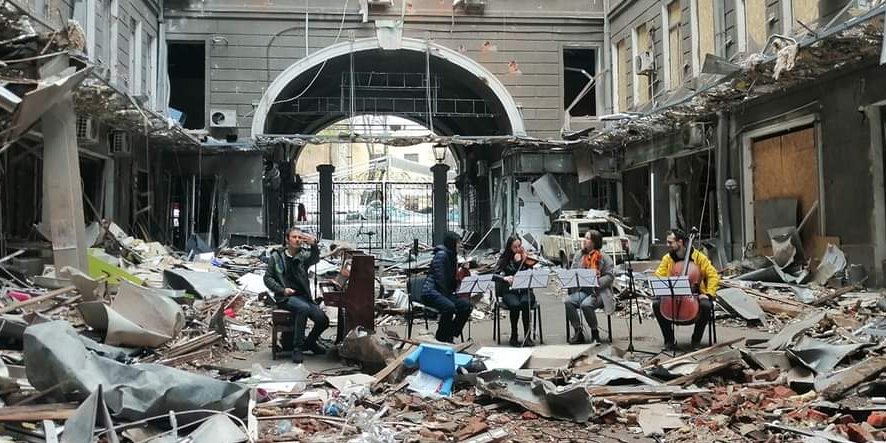 Вакарчук эмоционально исполнил "Обійми" в разрушенном обстрелами дворе Харькова: видео