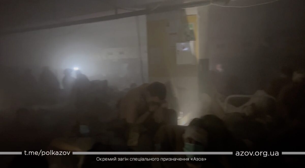 Россияне мощными бомбами повредили госпиталь «Азова» в Мариуполе. Есть погибшие и раненые (Видео)