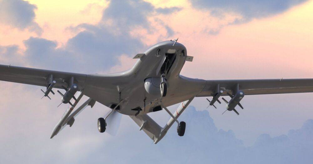 "Бандероли от Bayraktar". Украинские военные показали, как уничтожили командный пункт и склад БК оккупантов на острове Змеиный. Видео