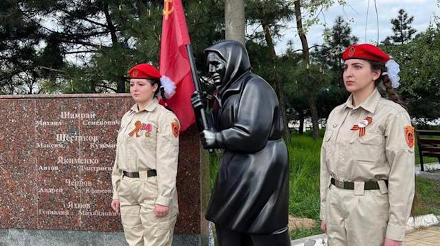 Старуха-смерть встречает российских вояк в Украине. Они ее сами и поставили