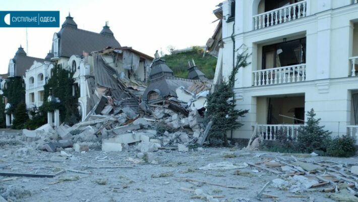 Россияне ударили тремя ракетами по Одессе. Две из них попали в дома на берегу моря
