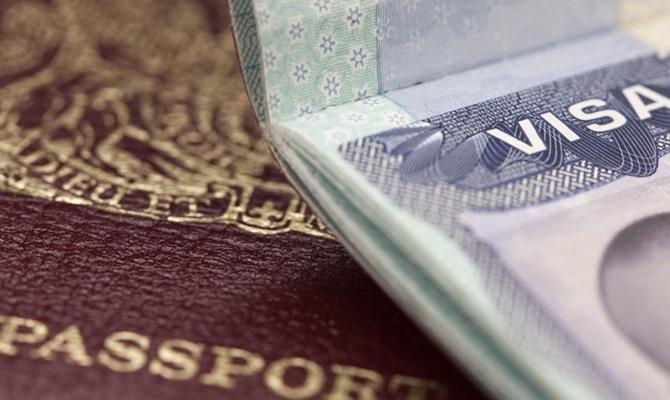 Зеленский поддержал петицию о введении визового режима с РФ