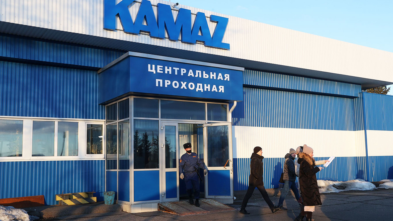 Полезные сануции: «Камаз» ввел трехдневку для части сотрудников